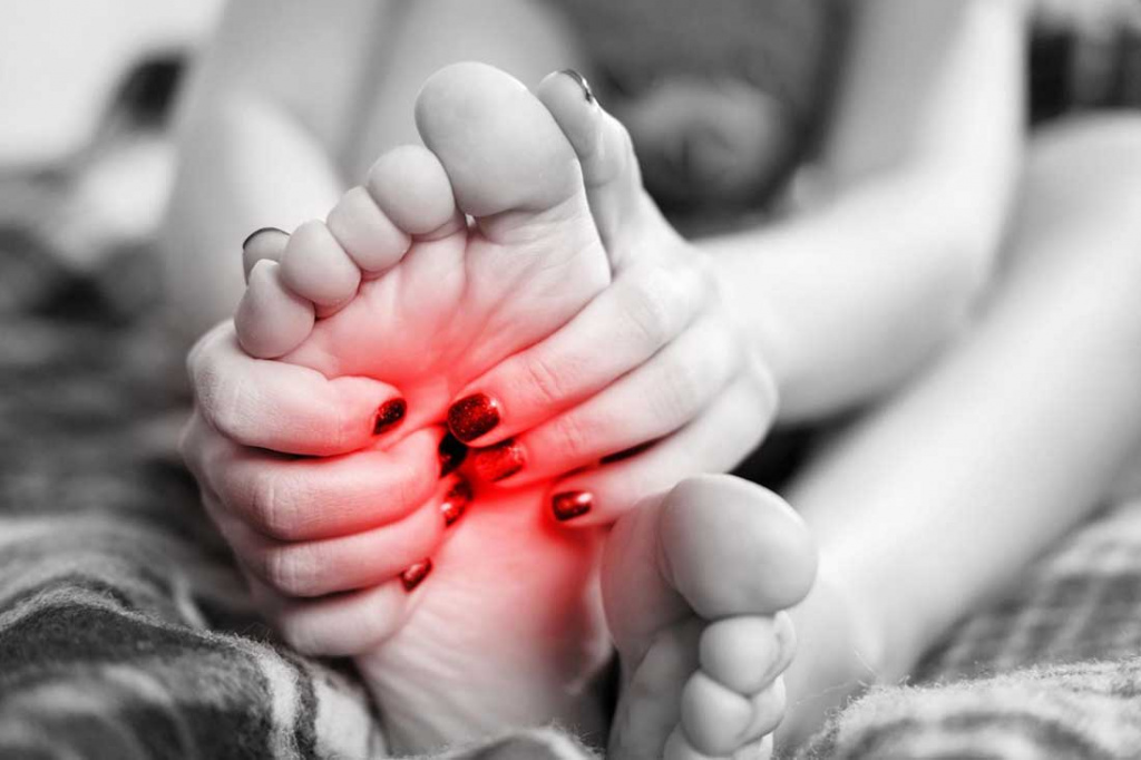 Почему ноги тянет у женщин по ночам: основные причины и способы снятия дискомфорта
